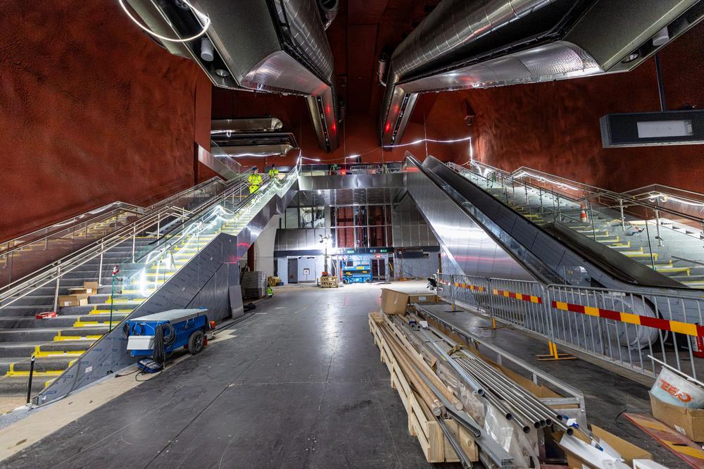 Det är två rulltrappor på varje sida, två trappor och två hissar upp mot utgången Katarinavägen. Den röda färgen på väggarna är tänkt att ligga så nära  falu rödfärg som möjligt, i taket ser man de stora ventilationsrören som förser terminalen med luft in och ut.